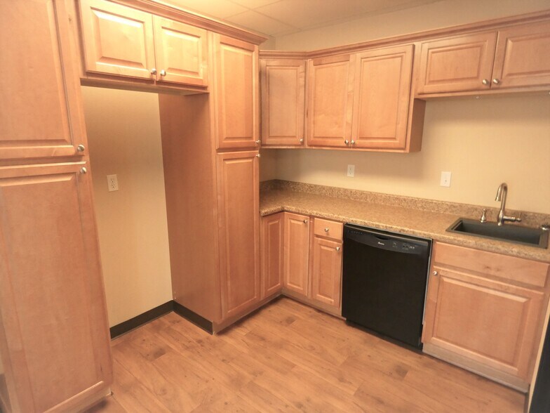 More Photos Of 5293 NE Elam Young Pky, Hillsboro Showroom For Lease