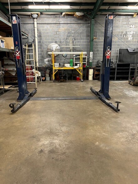More Photos Of 1703-1705 Holbrook St, Greensboro Light Manufacturing For Sale