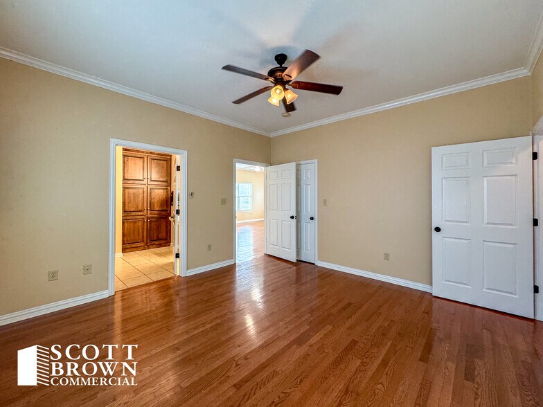 More Photos Of 934 N Locust St, Denton Office For Lease