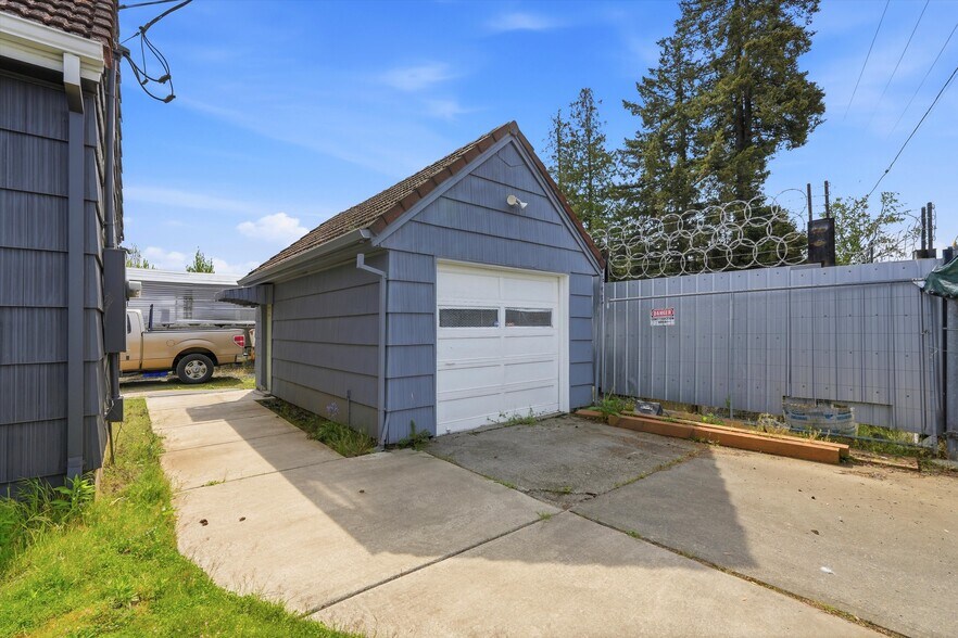 More Photos Of 2706 NE Columbia Blvd, Portland Industrial For Sale