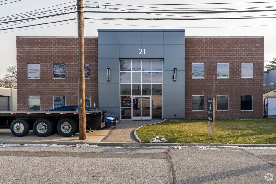 More Photos Of 21 Deforest St, Amityville Warehouse For Lease