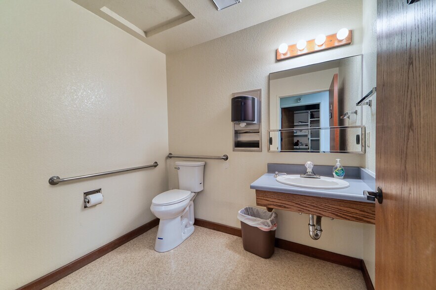 More Photos Of 1408 Live Oak Blvd, Yuba City Office For Sale