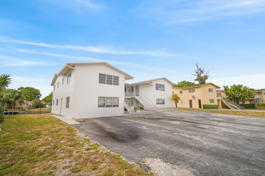 More Photos Of 461 Sunshine Dr, Coconut Creek Apartments For Sale