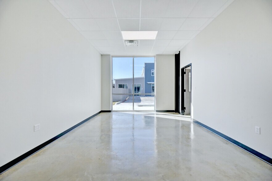 More Photos Of 11215 Conroy Ln, Austin Showroom For Lease