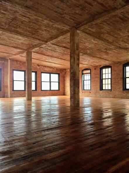 More Photos Of 215 W Ontario St, Chicago Loft Creative Space For Lease