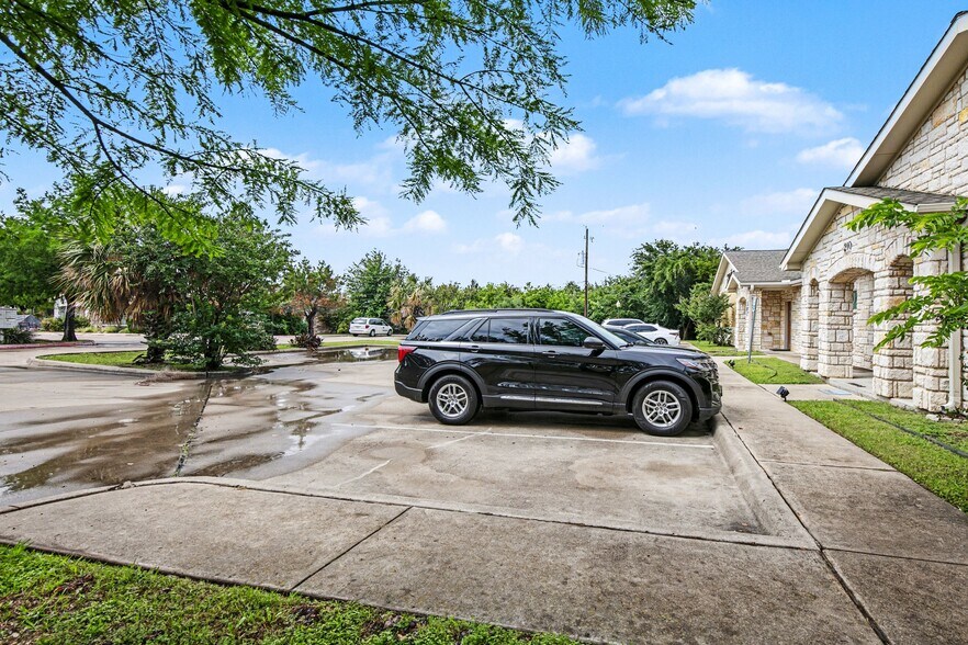 More Photos Of 2451-2461 Robinson Rd, Grand Prairie Medical For Sale