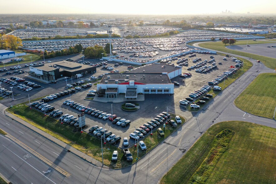More Photos Of 5303 W Pike Plaza Rd, Indianapolis Auto Dealership For Lease