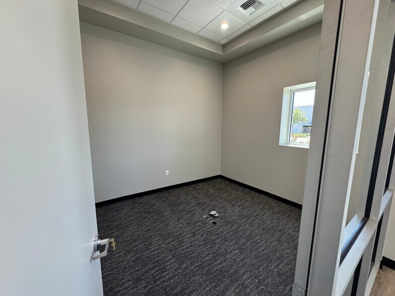 More Photos Of 3650 Gulfstream Lane, Bakersfield Warehouse For Lease