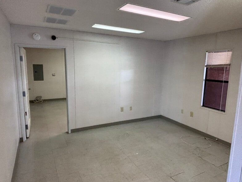More Photos Of 19300 Valdosta Hwy, Valdosta Light Distribution For Lease