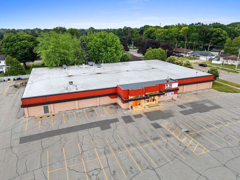 More Photos Of 2330 Menasha Ave, Manitowoc Supermarket For Sale