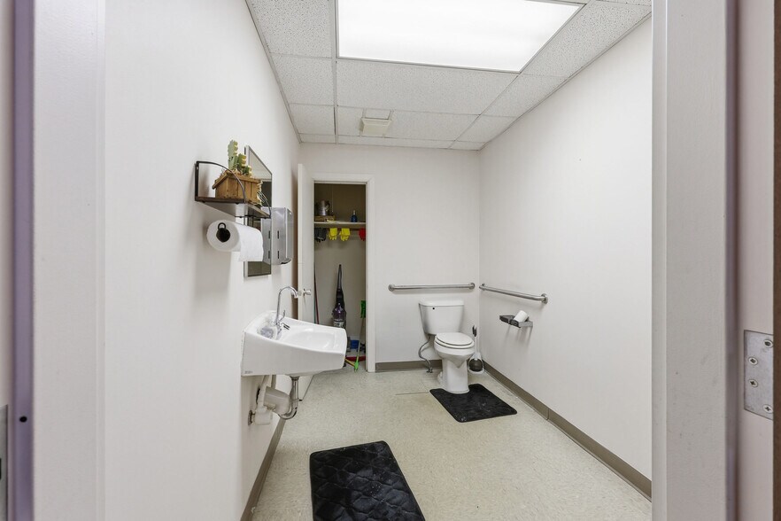 More Photos Of 4074 Hoover Rd, Grove City Office For Lease