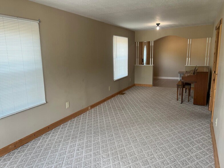 More Photos Of 380 S Main St, De Graff Light Manufacturing For Sale