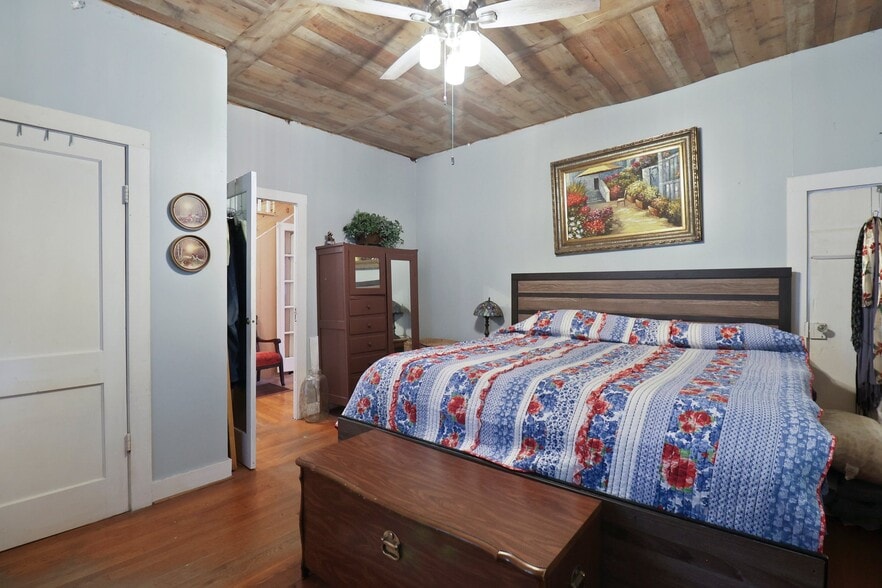 More Photos Of 701 N Oak St, Springfield Office Residential For Sale