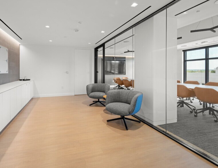 More Photos Of 225 Reinekers Ln, Alexandria Office For Sale