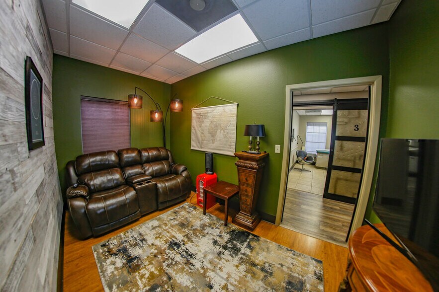 More Photos Of 4550 Lamar Ave, Paris Rehabilitation Center For Lease