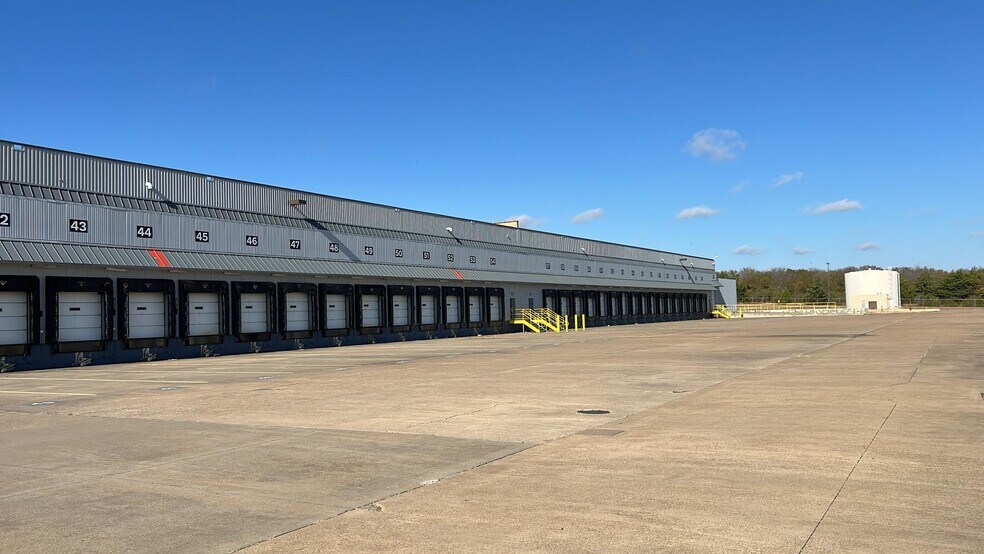 More Photos Of 2200 S Business 45, Corsicana Distribution For Lease