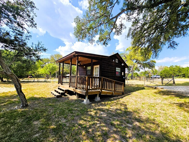 More Photos Of 9926 FM 1283, Lakehills Flex For Lease