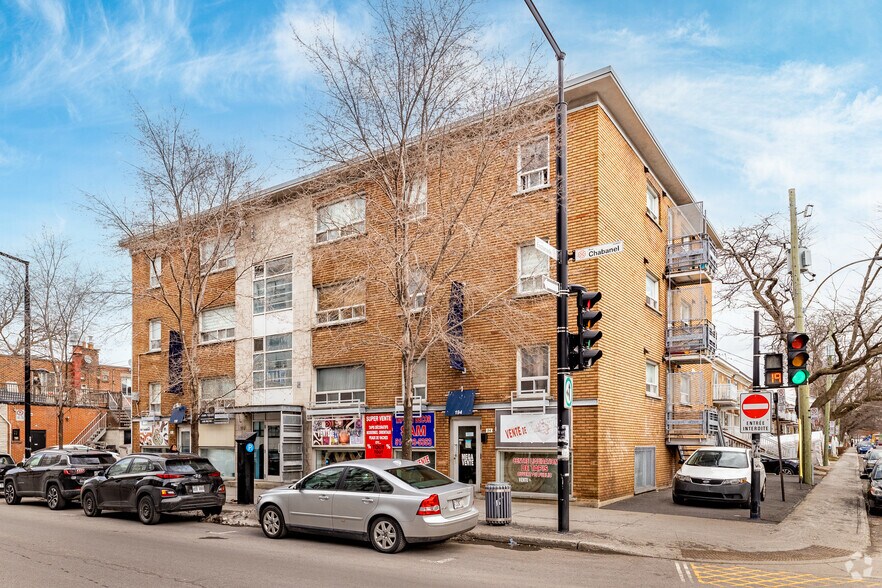 Primary Photo Of 190 Rue Chabanel O, Montréal Storefront Retail Residential For Lease