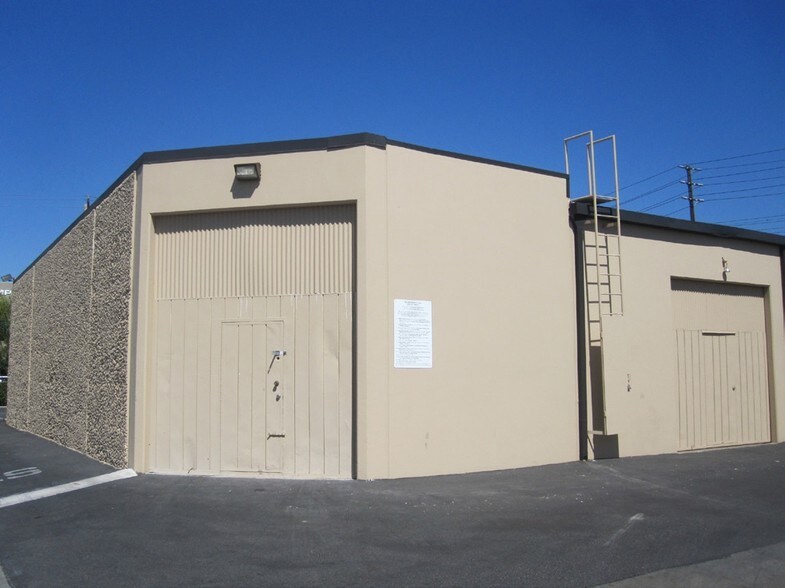 More Photos Of 2100 E McFadden Ave, Santa Ana Warehouse For Lease