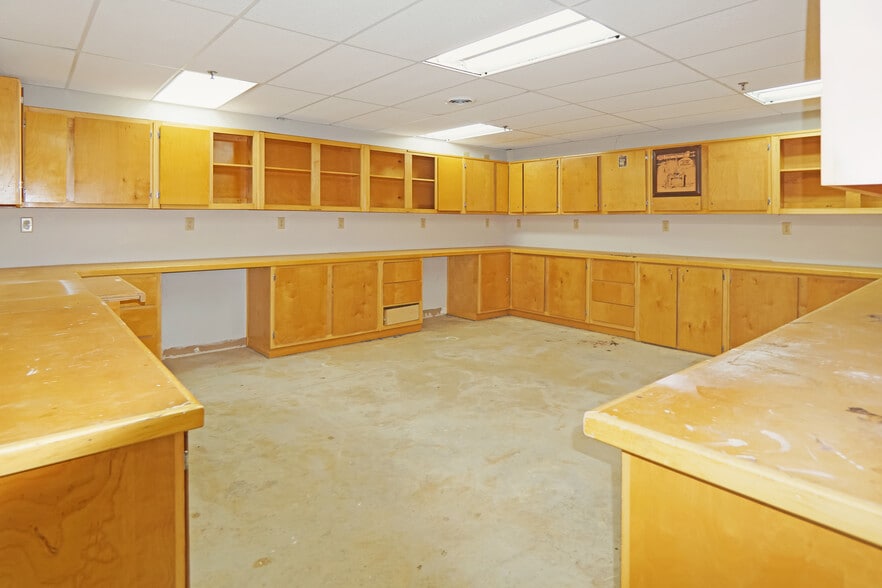 More Photos Of 1560 Commercial Ct, Jonesboro Office For Sale