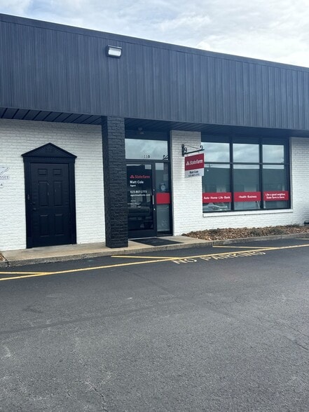 Primary Photo Of 128 Holiday Ct, Franklin Showroom For Lease