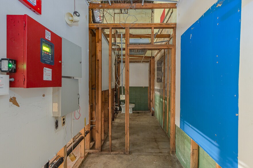 More Photos Of 12 E Dexter Plz, Pearl River Warehouse For Lease