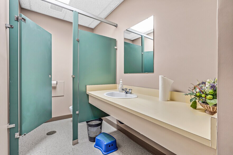 More Photos Of 4916 50 Av, Lloydminster General Retail For Lease