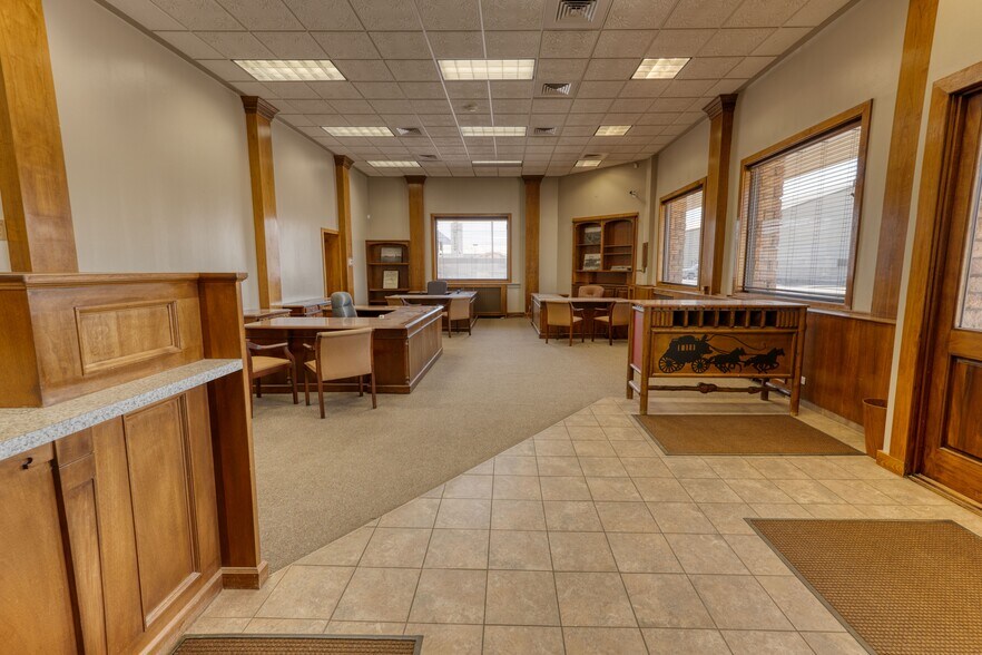 More Photos Of 100 Oak Ave, Eaton Bank For Lease