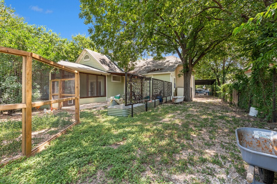 More Photos Of 1012 N Flores St, San Antonio Storefront Retail Residential For Sale