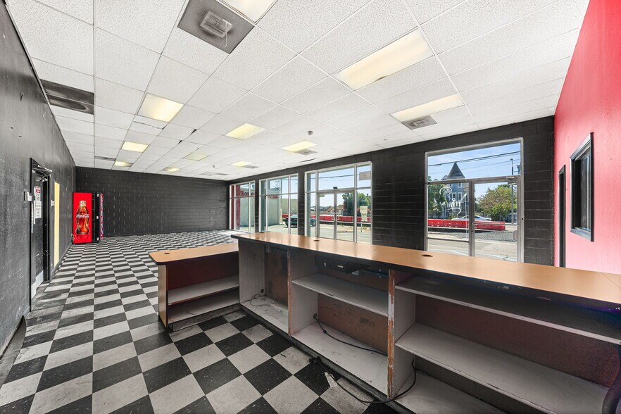 More Photos Of 960 W Holt Blvd, Ontario Freestanding For Sale