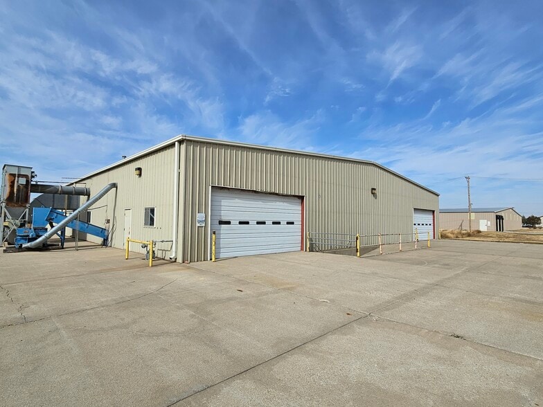 More Photos Of 1215 Oak St, La Crosse Warehouse For Sale