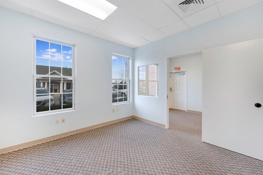 More Photos Of 6134-6138 Redwood Square Ctr, Centreville Medical For Lease