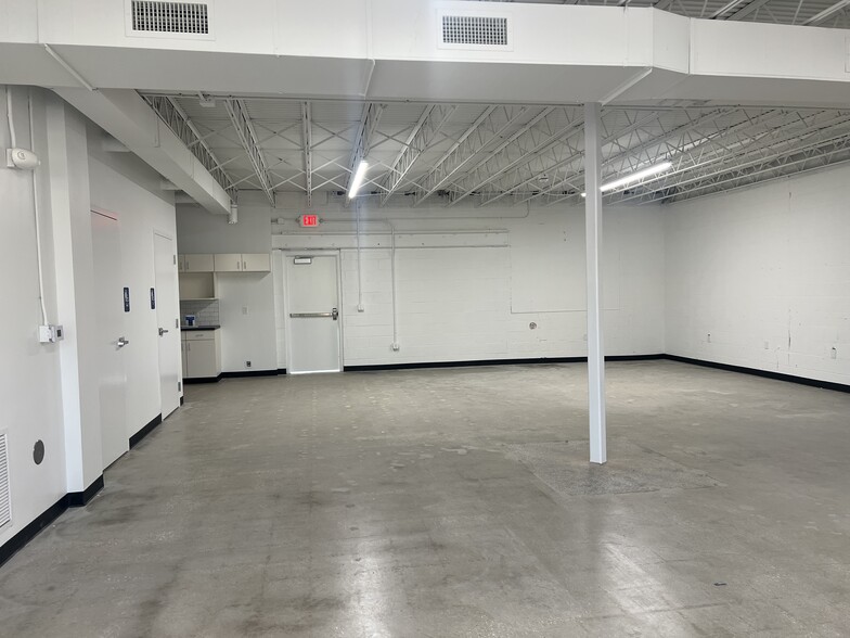 More Photos Of 3727 Broadway St, Kansas City Office For Sale
