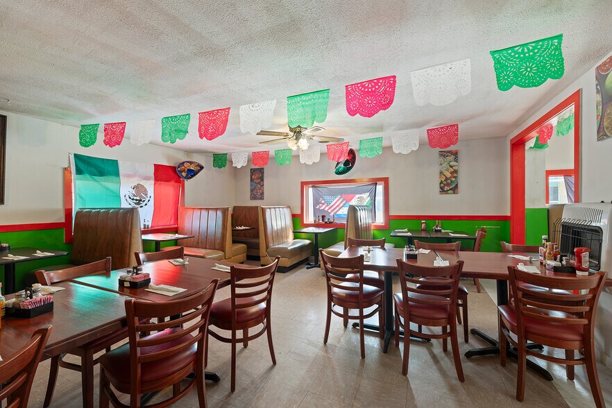 More Photos Of 143 E Main St, Fordland General Retail For Sale