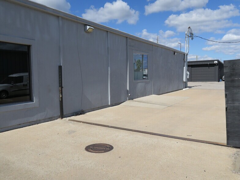 More Photos Of 5830 Star Ln, Houston Light Distribution For Lease