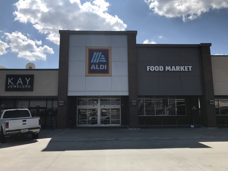 More Photos Of 3550-3580 Lamar Ave, Paris Unknown For Lease