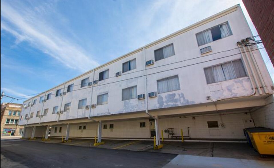 Primary Photo Of 302 6th Ave S, Clinton Hotel For Sale