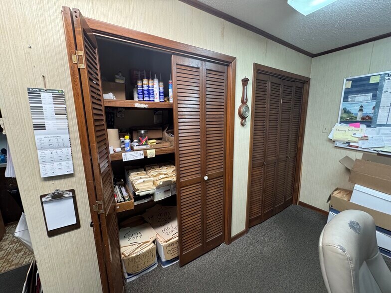 More Photos Of 1900 Crockett Rd, Palestine Storefront For Sale