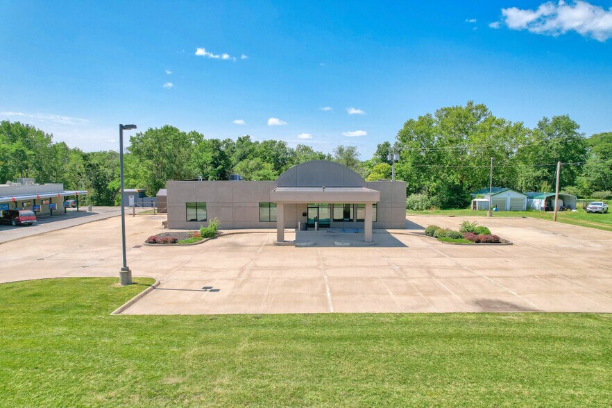 More Photos Of 1040 N 18th St, Centerville Medical For Sale