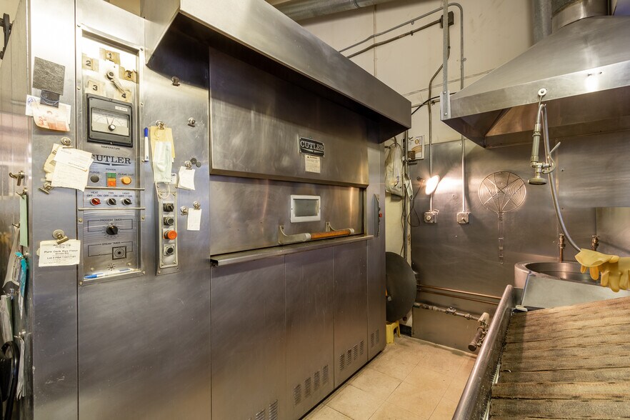 More Photos Of 2441 NW 43rd St, Gainesville Storefront For Sale