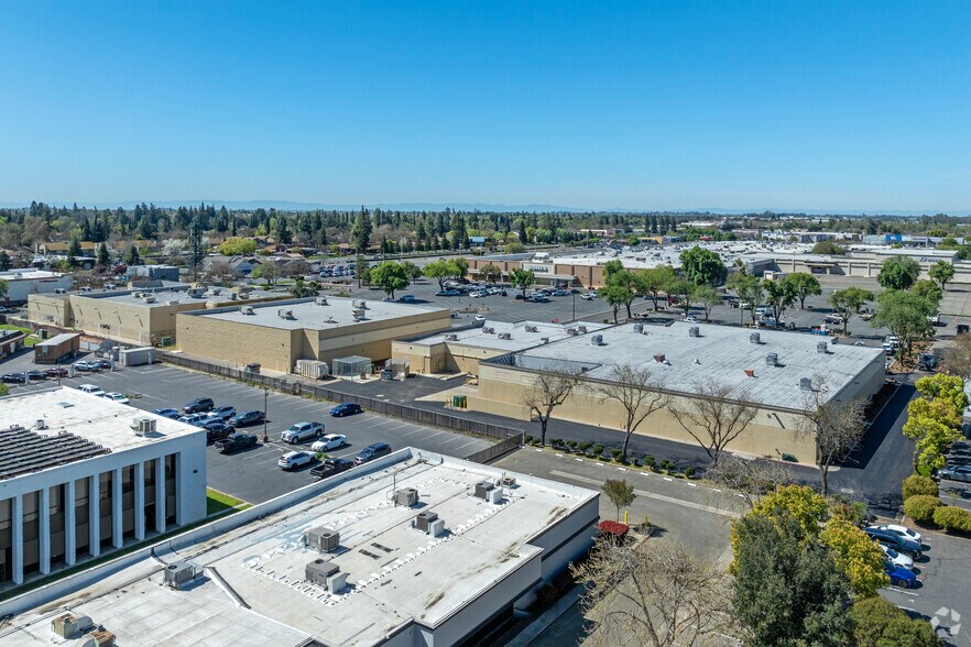 More Photos Of 635 Fairfield Dr, Merced Movie Theatre For Lease