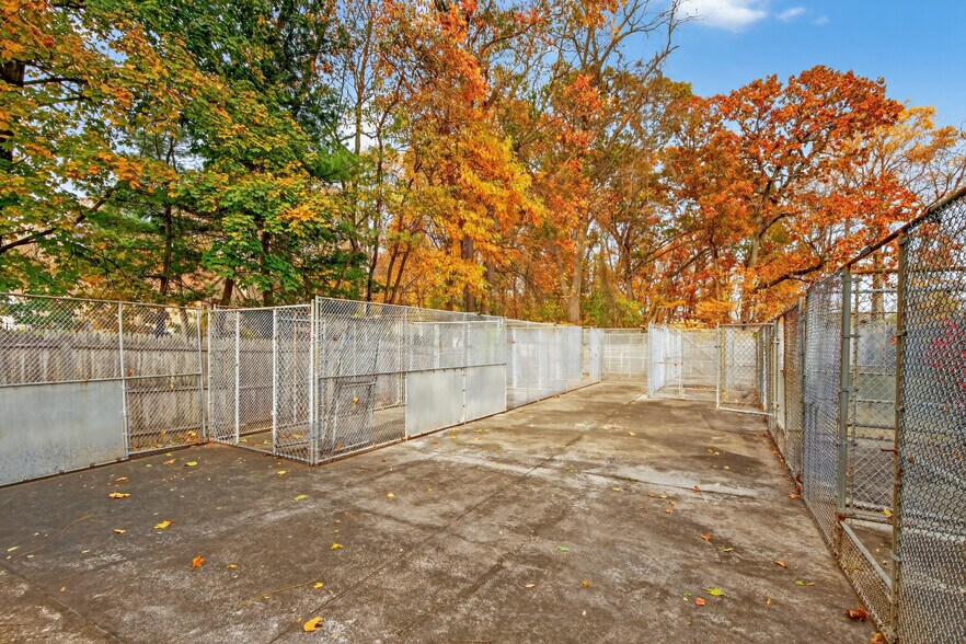 More Photos Of 202 Woodland Dr, Lincroft Veterinarian Kennel For Sale