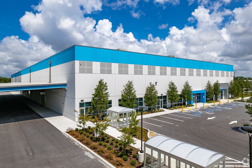 More Photos Of 3201 Gateway Centre Pky, Pinellas Park Warehouse For Lease