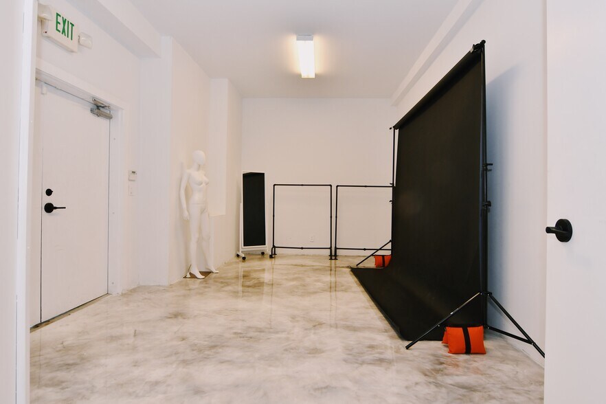 More Photos Of 1104 S Robertson Blvd, Los Angeles Office For Lease