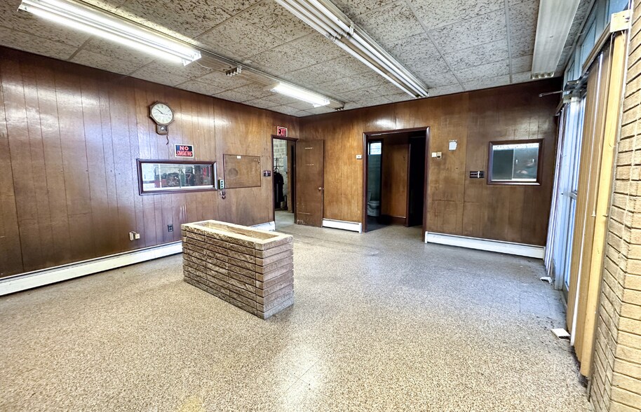 More Photos Of 202 2nd St NE, Roanoke Light Manufacturing For Lease