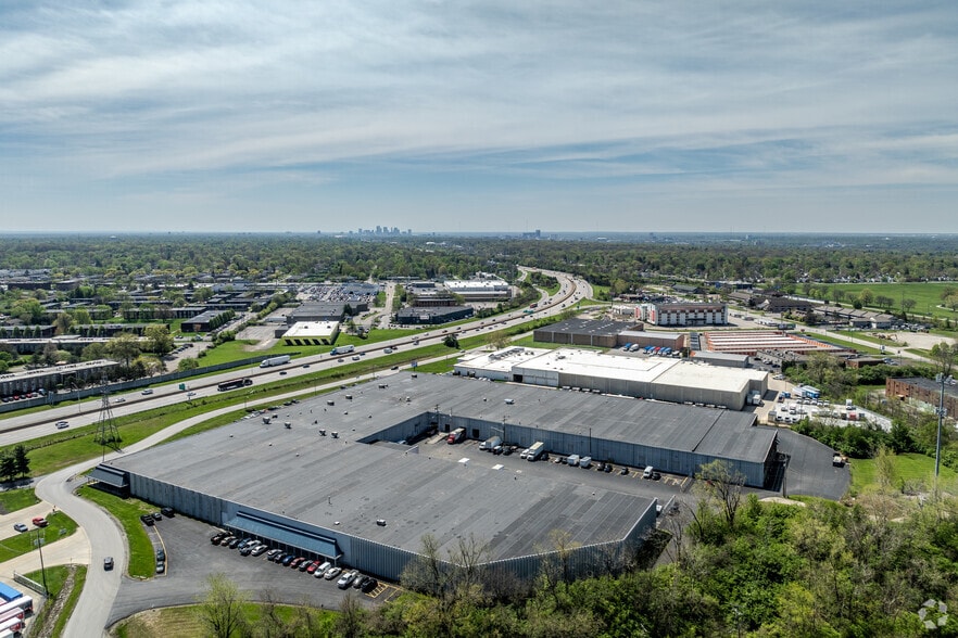 More Photos Of 5051 Freeway Dr E, Columbus Warehouse For Sale