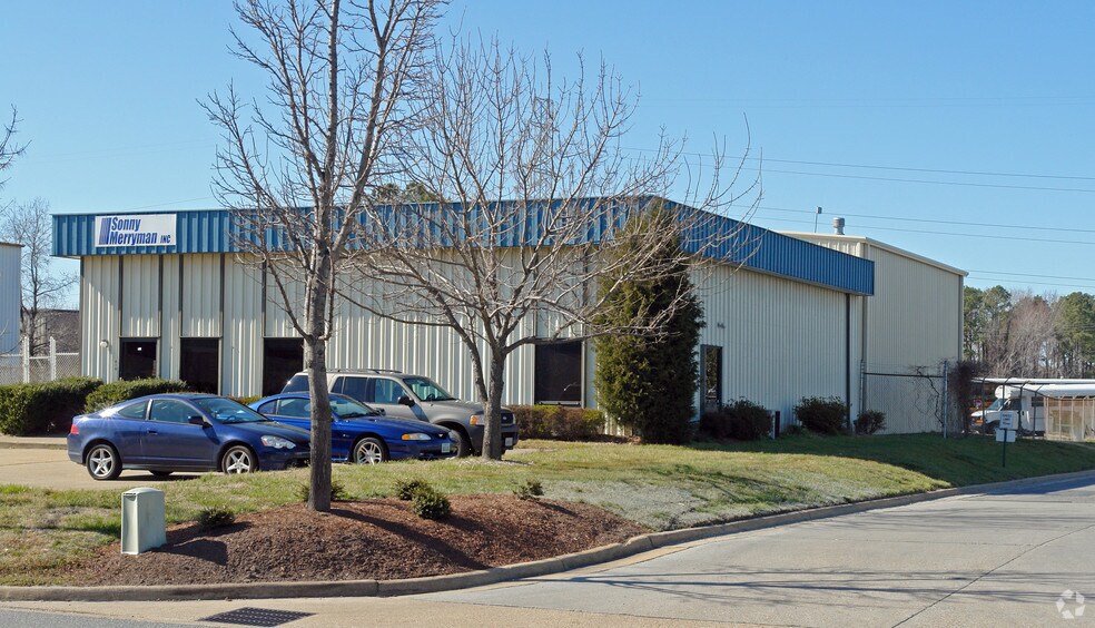 More Photos Of 610 Woodlake Dr, Chesapeake Warehouse For Lease