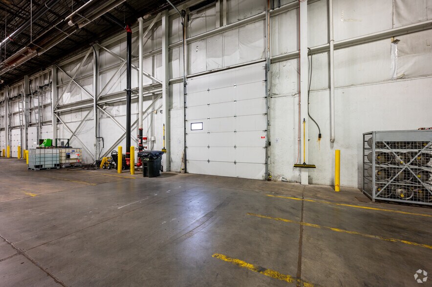 More Photos Of 221 S Franklin Rd, Indianapolis Warehouse For Lease