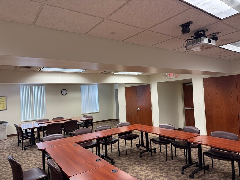 More Photos Of 610 N 4th St, Burlington General Retail For Sale