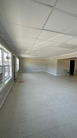 More Photos Of 430 E Broad St, Smithville Showroom For Sale